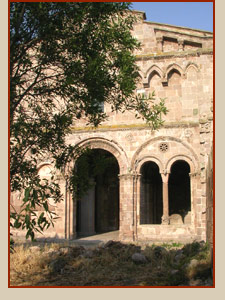 Sant'Antioco di Bisarcio - la facciata - foto: ©  Andrea Fancellu