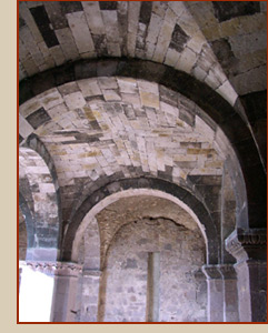 Sant'Antioco di Bisarcio - Il portico  -  foto: © Giusi Canalis
