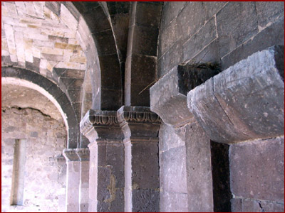 Sant'Antioco di Bisarcio / Il portico (particolare)  - foto: ©  Giusi Canalis