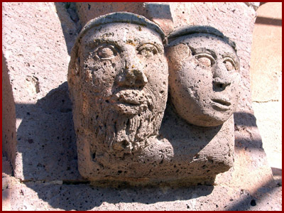 Sant'Antioco di Bisarcio / particolare della facciata  -  foto: �  Giusi Canalis