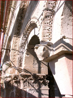 Sant'Antioco di Bisarcio  (particolare della facciata)  -  foto: ©  Giusi Canalis