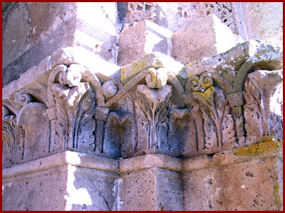 Sant'Antioco di Bisarcio (particolare della facciata)  -  foto: ©  Giusi Canalis