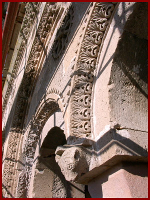 Sant'Antioco di Bisarcio / particolare della facciata  -  foto: ©  Giusi Canalis