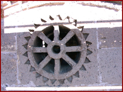 Sant'Antioco di Bisarcio / particolare della facciata  -  foto: �  Giusi Canalis