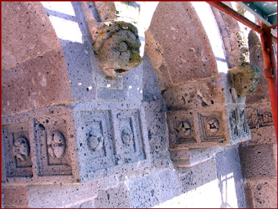 Sant'Antioco di Bisarcio / particolare della facciata  -  foto: �  Giusi Canalis